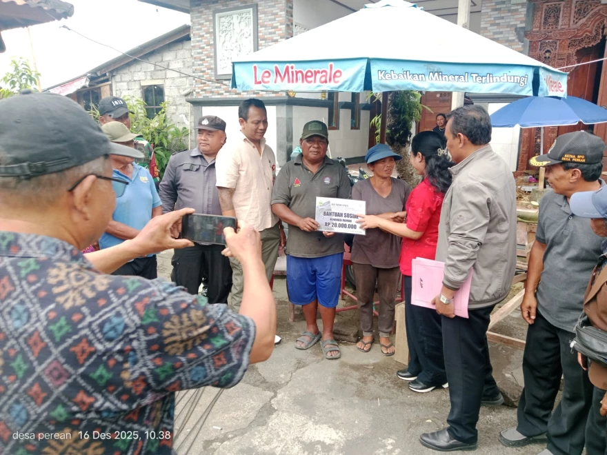 Bumdesma Baturiti Salurkan Bantuan Sosial Rp20 Juta