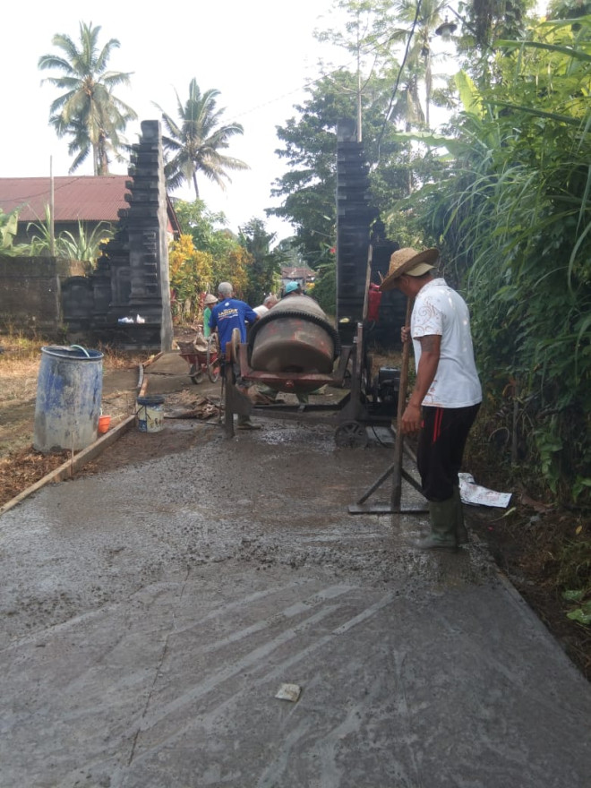 Pembangunan Infrastruktur: Pembetonan Jalan Menuju Setra di Desa Perean